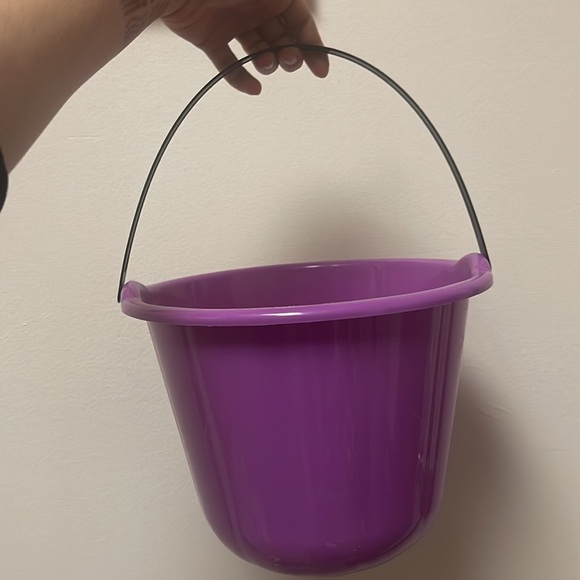 Plastic Halloween Bucket Trick or Treat - Picture 4 of 7